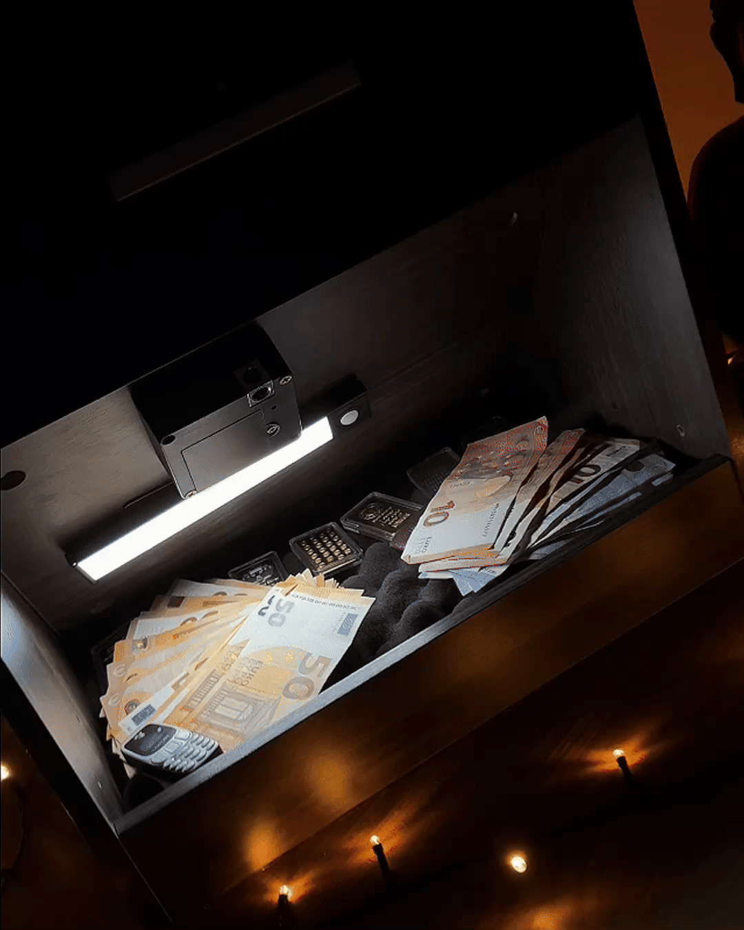 Nuit Forte™ Nachttisch mit unterem Geheimfach